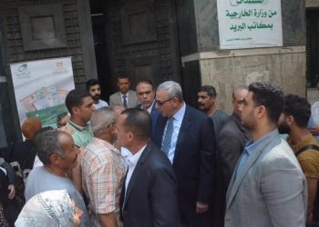 محافظ الغربية في جولة مفاجئة بمكتب تصديقات الخارجية بطنطا