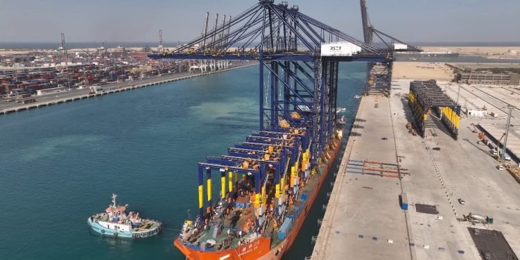 وزير الصناعة والنقل: محطة “هاتشيسون” بالسخنة تتحول إلى محطة ذكية متكاملة