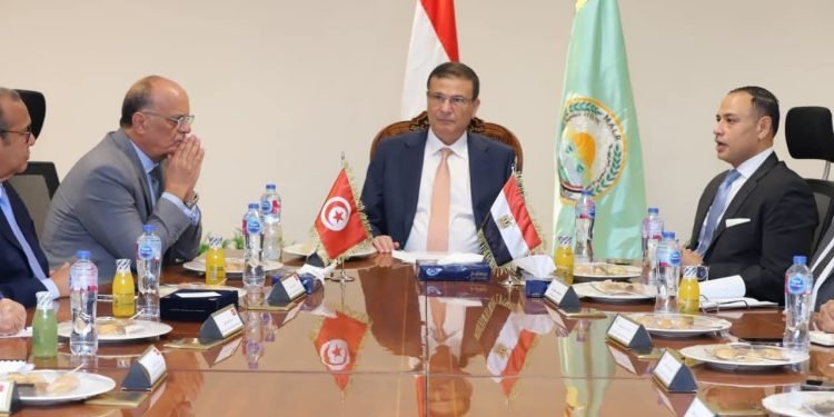 وزير الزراعة يبحث مع وفد تونسي رفيع المستوى تعزيز الاستثمارات الزراعية المشتركة