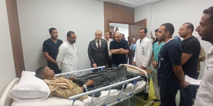 محافظ الأقصر يزور مصابي حادث انقلاب أتوبيس ويشيد بسرعة الاستجابة الطبية