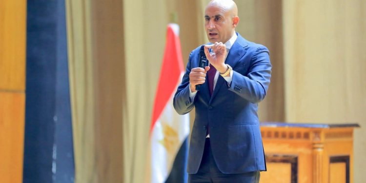 وزير التعليم يوجه بإنهاء الفترات المسائية وضمان انتظام الطلاب بنسبة لا تقل عن 80%