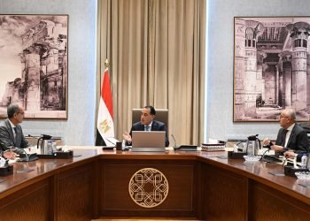 مدبولي يستعرض خطط تسهيل خدمات التصديق للمواطنين داخل مصر وخارجها