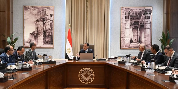 مدبولي يستعرض خطط تسهيل خدمات التصديق للمواطنين داخل مصر وخارجها