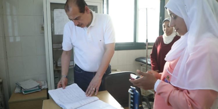 نائب وزير الصحة يتفقد وحدتي “55” و”الأسرة المنيرة” بالخارجة لمتابعة الخدمات الطبية