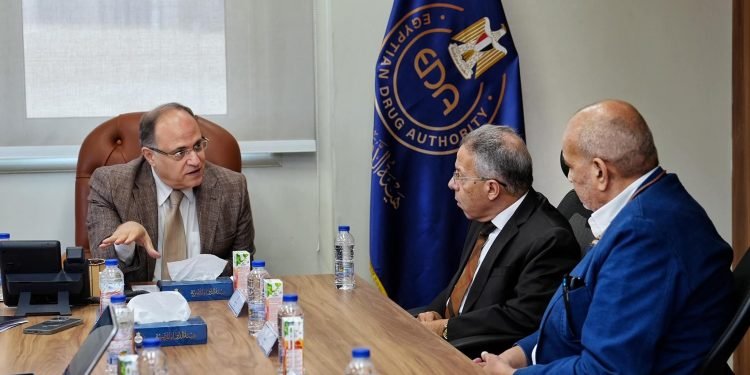 رئيس هيئة الدواء يبحث مع ممثلي جهاز الدمغة الطبية سبل دعم الصناعة الوطنية