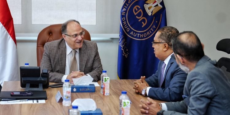رئيس هيئة الدواء يعقد اجتماعًا مع شركة بيوجينيرك لتعزيز التعاون والاستثمار الدوائي