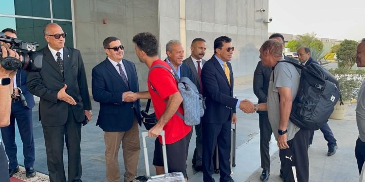 وزير الشباب والرياضة يستقبل بعثة المنتخب الوطني بمطار القاهرة عقب عودته من بوركينا فاسو