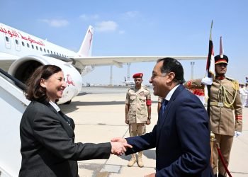رئيس الوزراء يستقبل نظيرته التونسية بمطار القاهرة الدولي