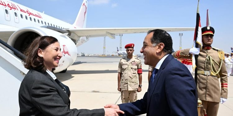 رئيس الوزراء يستقبل نظيرته التونسية بمطار القاهرة الدولي