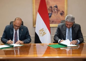 وزيرا السياحة والعمل يوقعان بروتوكول لترخيص وحدات الإقامة الفندقية