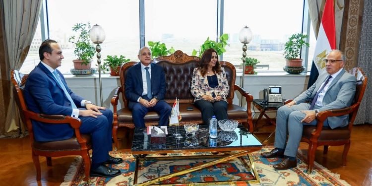 وزيرا الري والتنمية المحلية يبحثان مع محافظ الأقصر مشروعات تطوير الواجهات النيلية