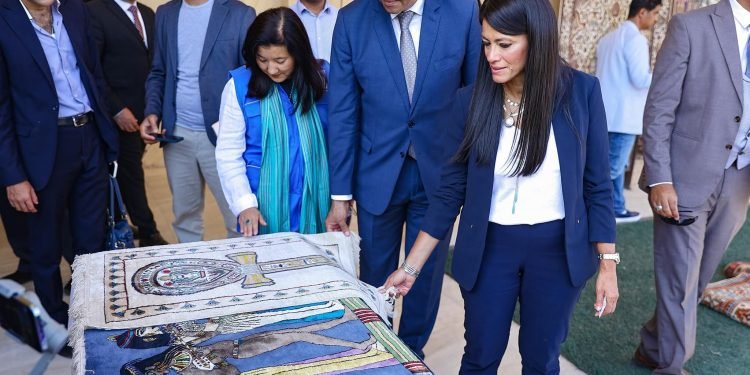 رانيا المشاط تضع حجر الأساس لأول مصنع للحرير الطبيعي في قنا لدعم التنمية بالصعيد