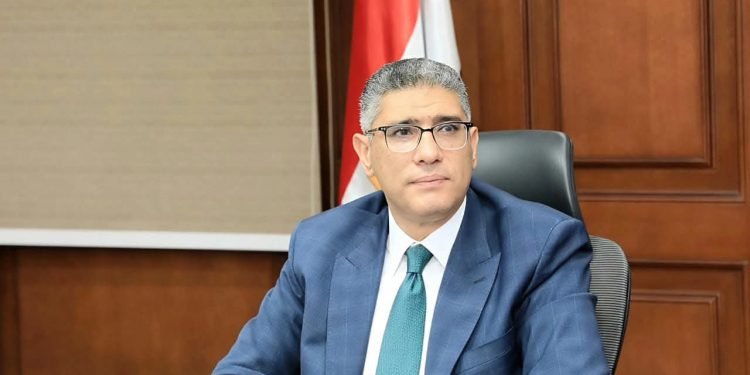 محافظ الجيزة يتابع إقبال المواطنين على معرض “أهلاً مدارس” بحي إمبابة