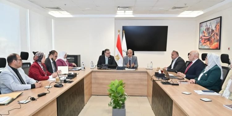 وزير الموارد المائية يلتقي رئيس الجهاز المركزي للتنظيم والإدارة لمناقشة تطوير الوزارة وسد العجز الوظيفي