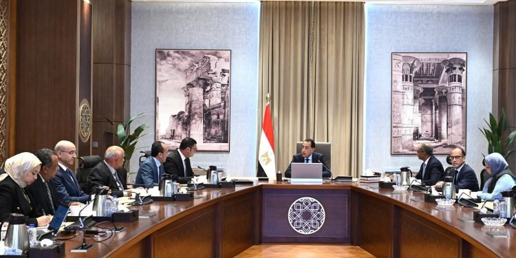 رئيس الوزراء يُتابع الخطة التنفيذية للتوسع في إقامة محطات تحلية مياه البحر