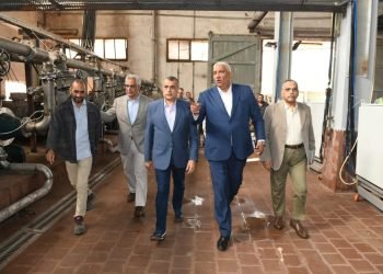 وزير الدولة للإنتاج الحربي يتابع سير العملية الإنتاجية بشركة أبو زعبل للكيماويات المتخصصة