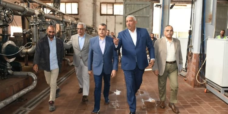وزير الدولة للإنتاج الحربي يتابع سير العملية الإنتاجية بشركة أبو زعبل للكيماويات المتخصصة