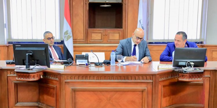 وزير التربية والتعليم يعقد اجتماعًا مع قيادات الهيئة العامة للأبنية التعليمية لمتابعة الاستعدادات للعام الدراسي