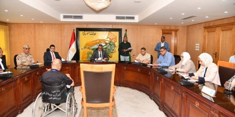 محافظ الفيوم يوجه بتوفير رعاية طبية عاجلة ومشروعات صغيرة للشباب