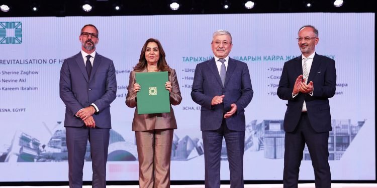 وزيرة التنمية المحلية ومحافظ الأقصر يتسلمان جائزة الآغا خان العالمية عن مشروع إسنا التاريخية