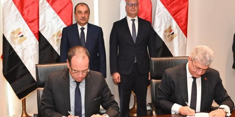 وزيرا قطاع الأعمال والبترول يشهدان إطلاق مشروع سياحي استثماري جديد بالعين السخنة