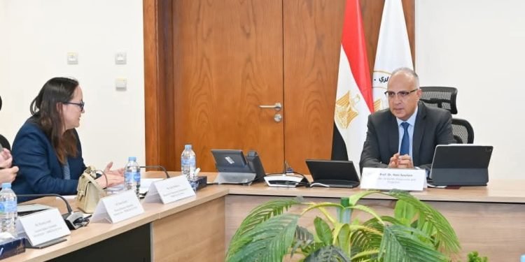 الري تبحث تعزيز التعاون مع البنك الأوروبي لإعادة الإعمار والتنمية في مشروعات المياه والطاقة