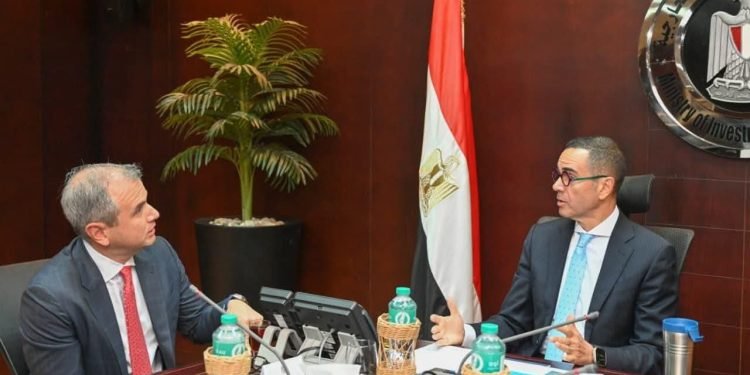وزير الاستثمار يجتمع بمؤسس “الكازار للطاقة” لتعزيز فرص الطاقة المتجددة