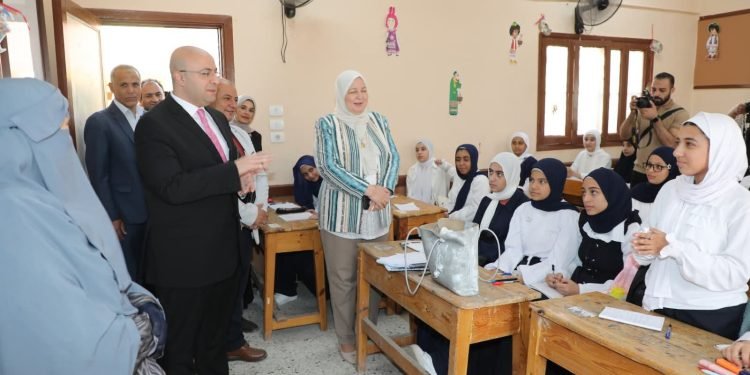 محافظ بني سويف يتفقد انتظام وسير العملية التعليمية مع بداية العام الدراسي الجديد 2025/2026