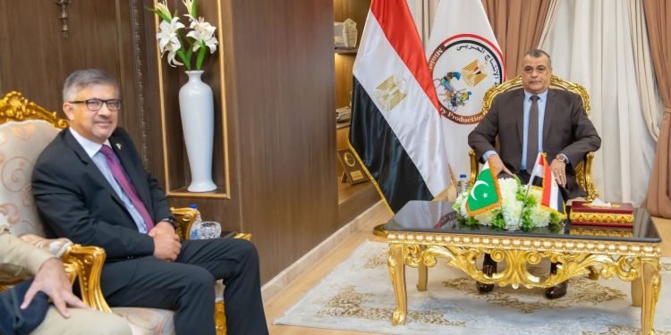 وزير الإنتاج الحربي يلتقي السفير الباكستاني لتعزيز التعاون الصناعي