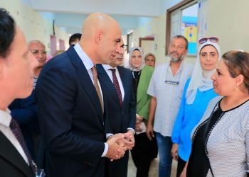 وزير التربية والتعليم يتفقد مدارس عين شمس ومدينة السلام ويتابع تسليم الكتب