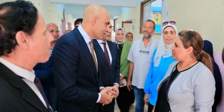 وزير التربية والتعليم يتفقد مدارس عين شمس ومدينة السلام ويتابع تسليم الكتب