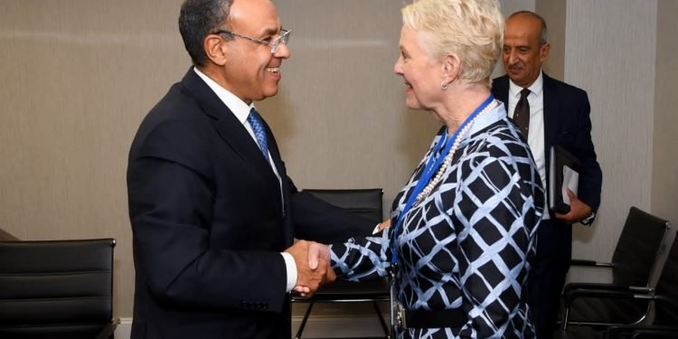 وزير الخارجية يبحث مع برنامج الغذاء العالمي تعزيز الأمن الغذائي ودعم غزة