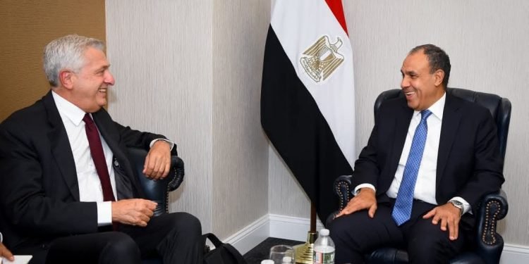 وزير الخارجية يبحث مع المفوض السامي للأمم المتحدة سبل دعم اللاجئين والأزمات الإقليمية