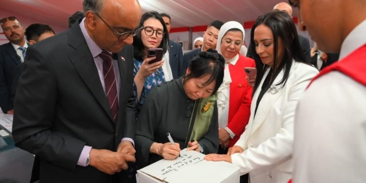 رئيس سنغافورة وقرينته يزوران الهلال الأحمر المصري لدعم غزة