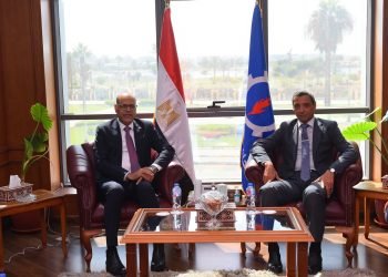 وزير العمل ومحافظ السويس يسلمان 81 عقد عمل للشباب منهم ذوي الهمم