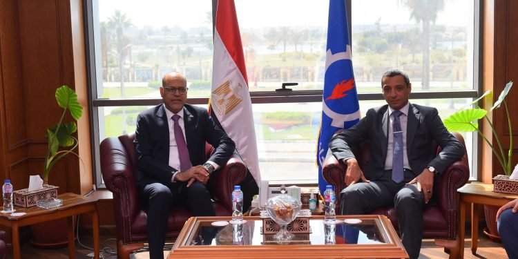 وزير العمل ومحافظ السويس يسلمان 81 عقد عمل للشباب منهم ذوي الهمم