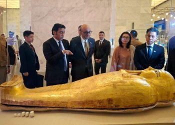 رئيس سنغافورة في جولة بالمتحف القومي للحضارة المصرية