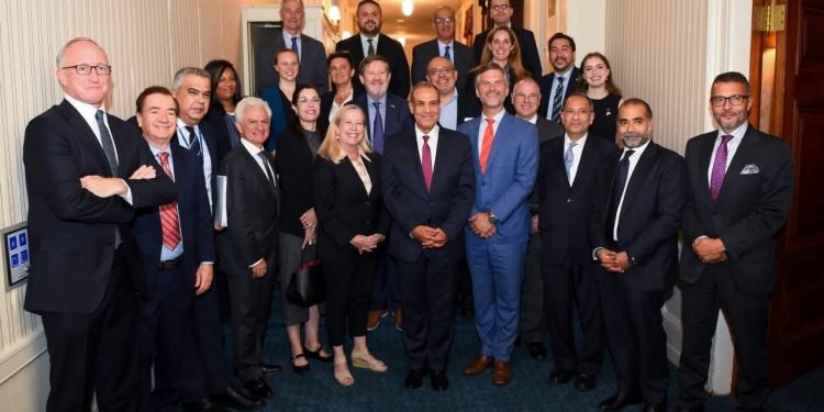 وزير الخارجية يبحث فرص الاستثمار مع غرفة التجارة الأمريكية