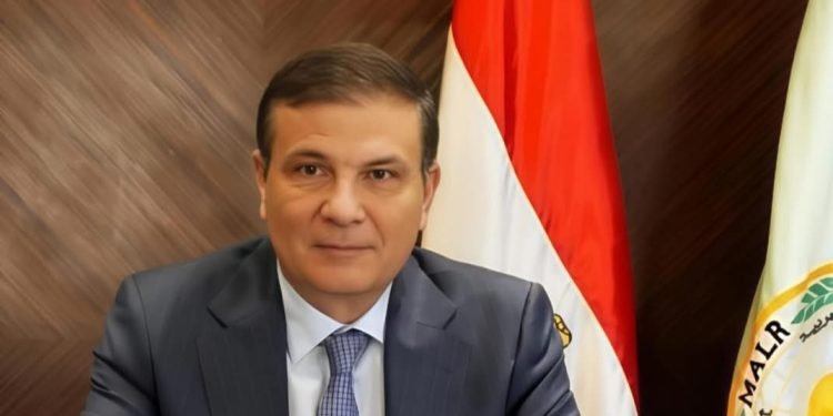 وزير الزراعة يعلن مد صرف أسمدة الموسم الصيفي حتى 10 أكتوبر