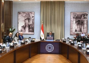 رئيس الوزراء يستعرض الضوابط الطبية والتنظيمية لموسم الحج القادم