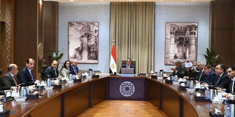 رئيس الوزراء يستعرض الضوابط الطبية والتنظيمية لموسم الحج القادم