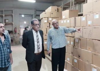 محافظ بني سويف يتابع مع مسؤولي التعليم إجراءات تسليم أكثر من 13 ألف جهاز تابلت لطلاب الصف الأول الثانوي