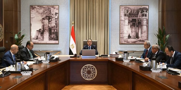 رئيس الوزراء يتابع جهود إعادة هيكلة وتطوير شركات الغزل والنسيج