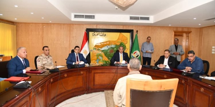 محافظ الفيوم يطلق خطة شاملة لدعم الأسر الأولى بالرعاية ومشروعات تنموية وفرص عمل