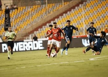 الأهلي يتقدم على إنبي برأسية تريزيجيه في الشوط الأول