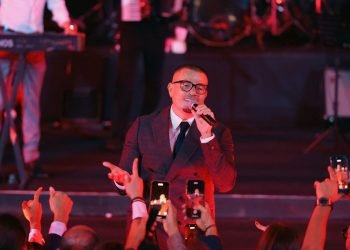 عمرو دياب يتألق في حفل خاص بالأهرامات