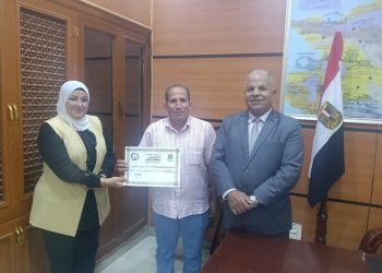 تكريم مدير مدرسة كوم أوشيم الإعدادية بالفيوم لجهوده المتميزة