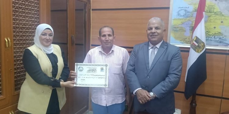 تكريم مدير مدرسة كوم أوشيم الإعدادية بالفيوم لجهوده المتميزة