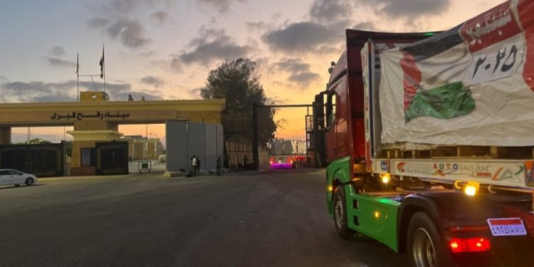 الهلال الأحمر المصري يطلق قافلة “زاد العزة” الـ41 إلى غزة بحمولة 2500 طن مساعدات