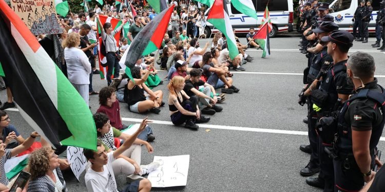 مظاهرة مؤيدة لفلسطين توقف سباق دراجات بإسبانيا احتجاجًا على مشاركة فريق إسرائيلى